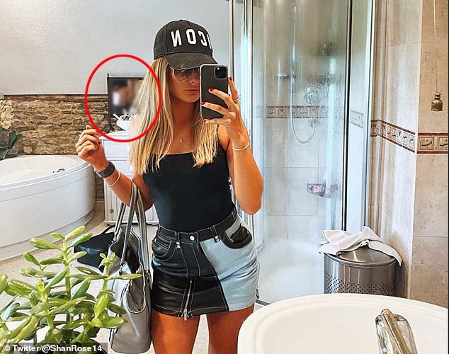 Chụp ảnh sang chảnh trong nhà vệ sinh, cô gái để lộ bộ phận nhạy cảm của bạn trai - 1