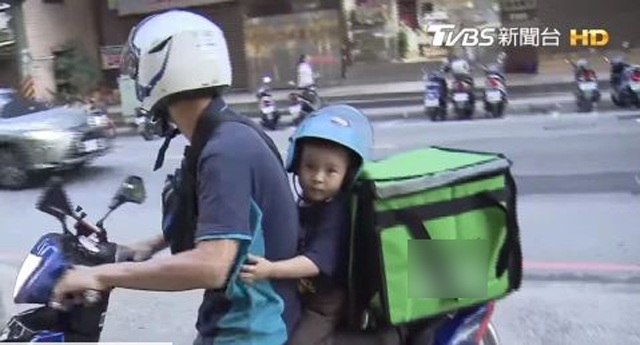 Đưa hàng cho anh shipper, chủ quán ngỡ ngàng khi nhận ra amp;#34;nhân vật đặc biệtamp;#34; trên xe - 2