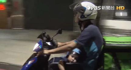 Đưa hàng cho anh shipper, chủ quán ngỡ ngàng khi nhận ra amp;#34;nhân vật đặc biệtamp;#34; trên xe - 4