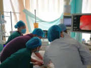 Làm mẹ - Bé 1 tuổi nuốt nhầm cục pin gây tiếng nổ lớn, khói trắng và máu bốc ra từ miệng