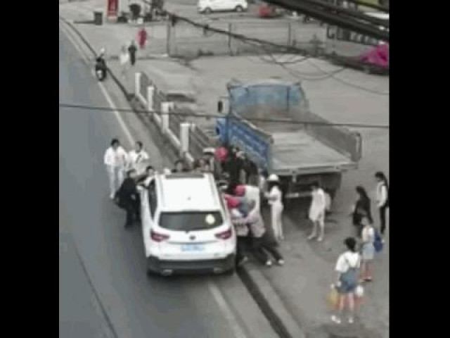 Clip Eva - Cậu bé băng qua đường bị ô tô tông trúng, hàng chục người nâng xe giải cứu