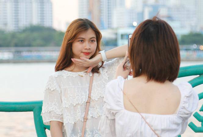 Giới trẻ đua nhau lên hồ Tây chụp ảnh mùa nắng nóng - 1