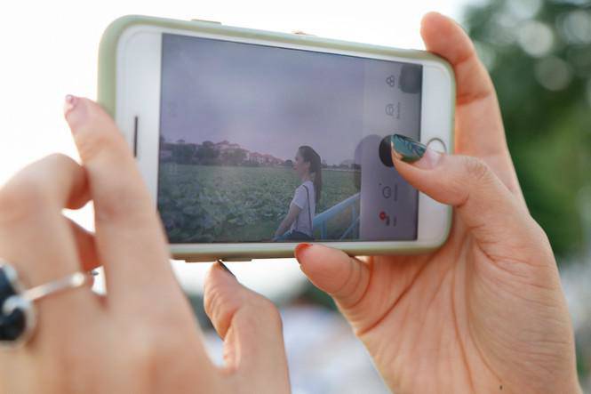 Giới trẻ đua nhau lên hồ Tây chụp ảnh mùa nắng nóng - 3