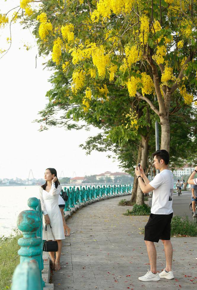 Giới trẻ đua nhau lên hồ Tây chụp ảnh mùa nắng nóng - 6