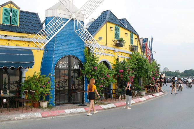 Giới trẻ đua nhau lên hồ Tây chụp ảnh mùa nắng nóng - 8