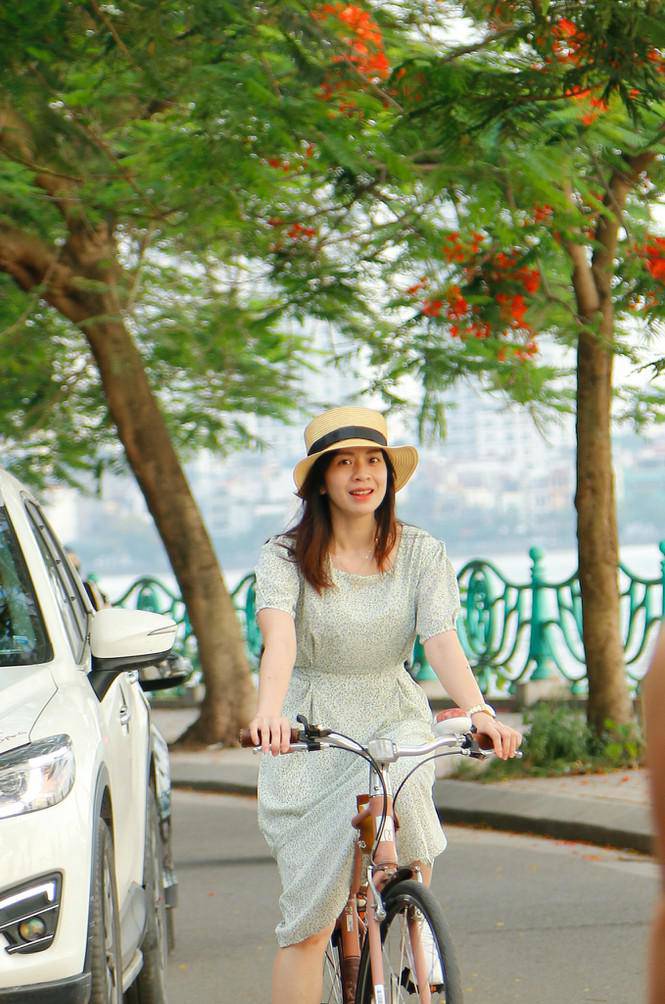 Giới trẻ đua nhau lên hồ Tây chụp ảnh mùa nắng nóng - 9