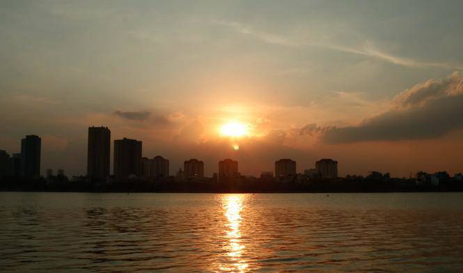 Giới trẻ đua nhau lên hồ Tây chụp ảnh mùa nắng nóng - 11