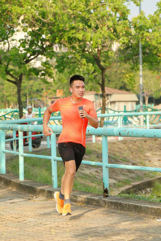 Giới trẻ đua nhau lên hồ Tây chụp ảnh mùa nắng nóng - 10