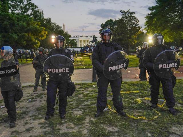 Nhà Trắng bị bao vây, Tổng thống Mỹ Donald Trump được đưa gấp xuống hầm trú ẩn