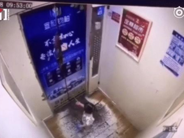 Clip Eva - Kẹt tay vào vòng dây an toàn, bé gái 2 tuổi bị treo lơ lửng trên thang máy