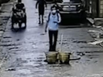 Mải dùng điện thoại, nam thanh niên lọt thỏm xuống miệng cống