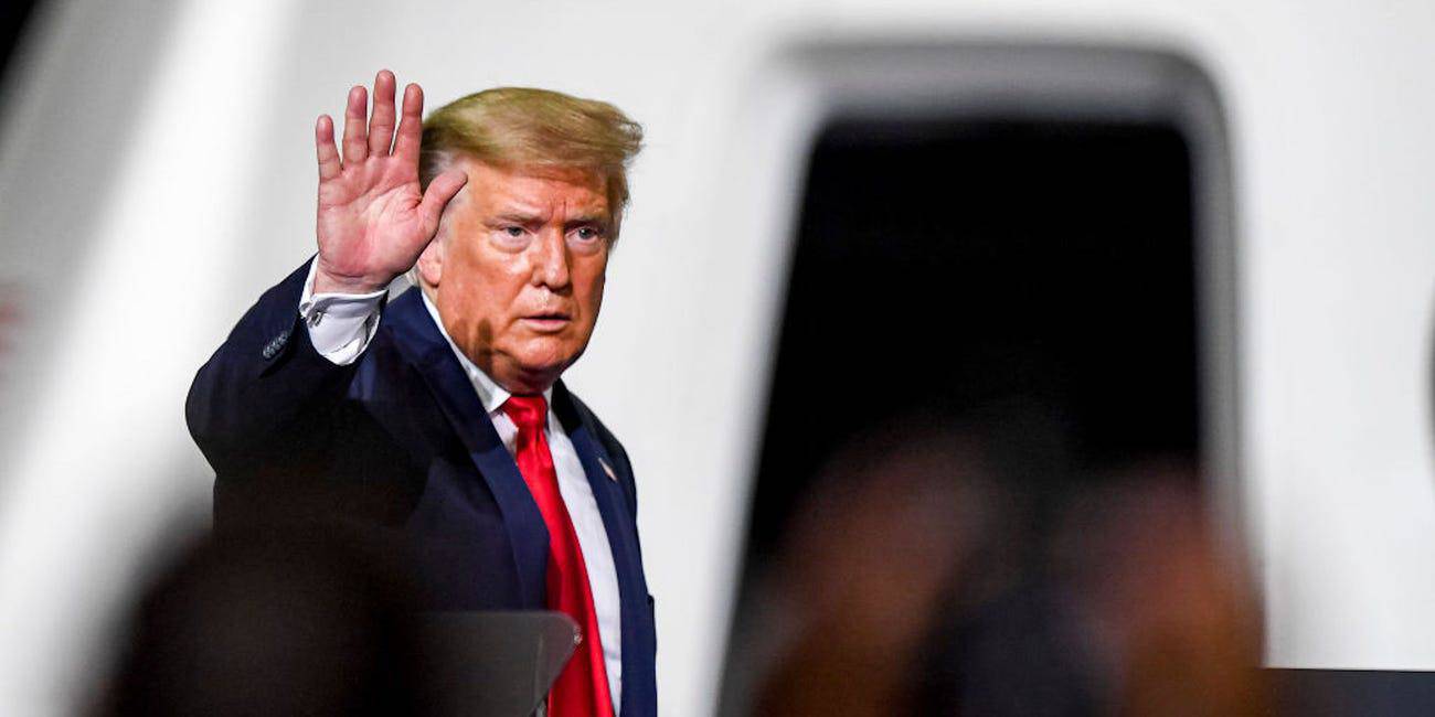 nha trang bi "bao vay", tong thong my donald trump duoc dua gap xuong ham tru an - 1