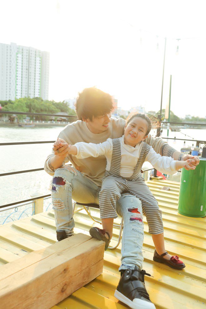 Khoảnh khắc amp;#34;đốn timamp;#34; fan của amp;#34;ông bốamp;#34; Tuấn Trần và amp;#34;con gáiamp;#34; Ngân Chi - 6