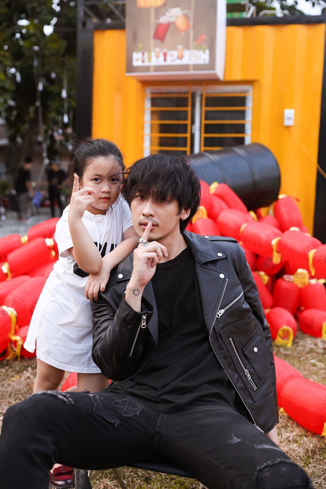 Khoảnh khắc amp;#34;đốn timamp;#34; fan của amp;#34;ông bốamp;#34; Tuấn Trần và amp;#34;con gáiamp;#34; Ngân Chi - 8