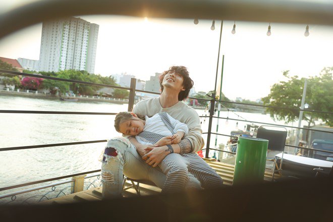 Khoảnh khắc amp;#34;đốn timamp;#34; fan của amp;#34;ông bốamp;#34; Tuấn Trần và amp;#34;con gáiamp;#34; Ngân Chi - 7