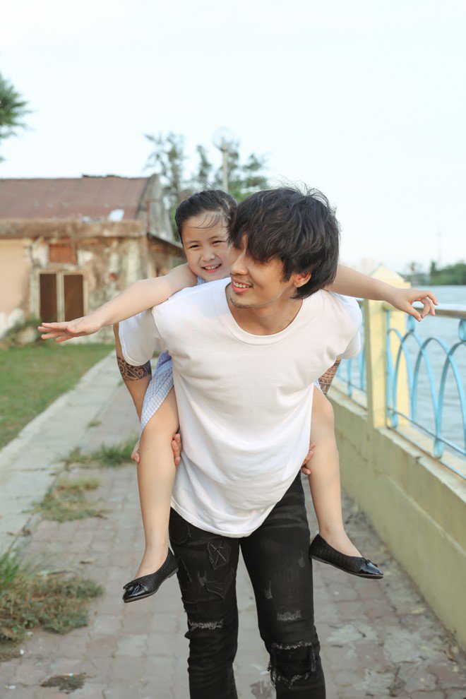 Khoảnh khắc amp;#34;đốn timamp;#34; fan của amp;#34;ông bốamp;#34; Tuấn Trần và amp;#34;con gáiamp;#34; Ngân Chi - 1