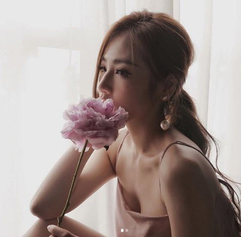 Mải giảm cân sau sinh, Á hậu Dương Tú Anh giờ gầy rộc, lộ cả xương vai - 2