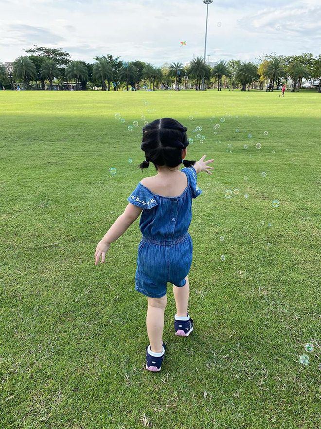 Sao Việt 24h: amp;#34;Bà đẻamp;#34; Đặng Thu Thảo đi chơi sau 10 ngày sinh con, bé lớn thành tâm điểm - 2