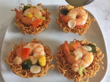 Mẹ làm Tôm nằm ổ, khỏi lo bé thắc mắc con tôm trong mỳ ăn liền của con đâu rồi?