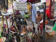 Tin tức - Xót xa bé 18 tháng tuổi trần truồng ngồi trong thùng xốp giữa trưa nắng gay gắt ở Hà Nội
