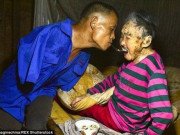 Clip Eva - Cảm động cảnh người đàn ông không tay dùng miệng bón thức ăn cho mẹ 91 tuổi