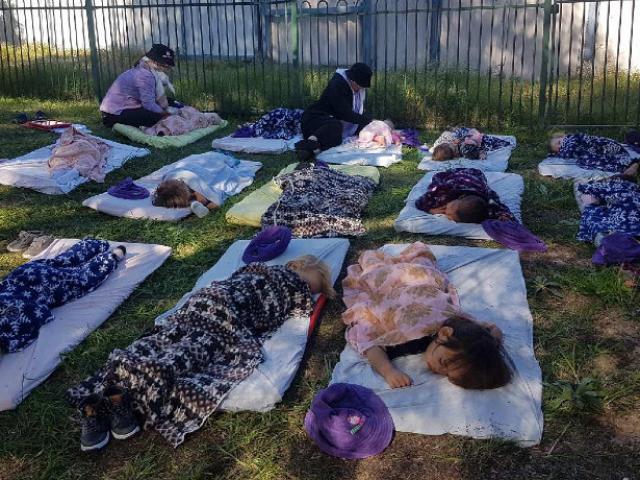 Cho trẻ ngủ trưa ngoài trời, trường học ở Úc tiết lộ bí mật về hệ miễn dịch của trẻ