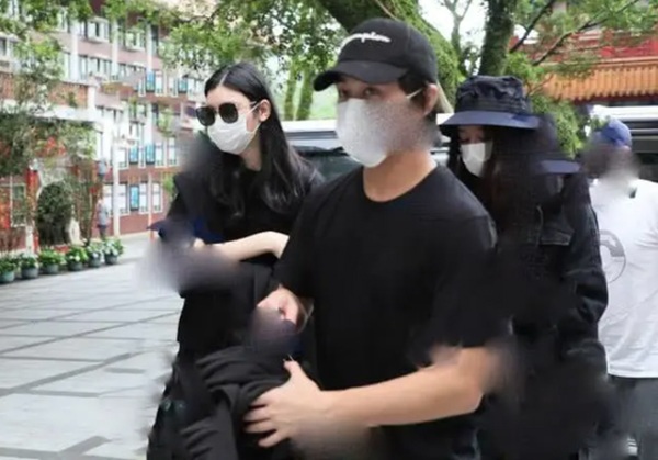 Đám tang amp;#34;vua sòng bài Macauamp;#34;: Con dâu chân dài tiều tụy, không thấy bóng dáng con rể tài tử - 3