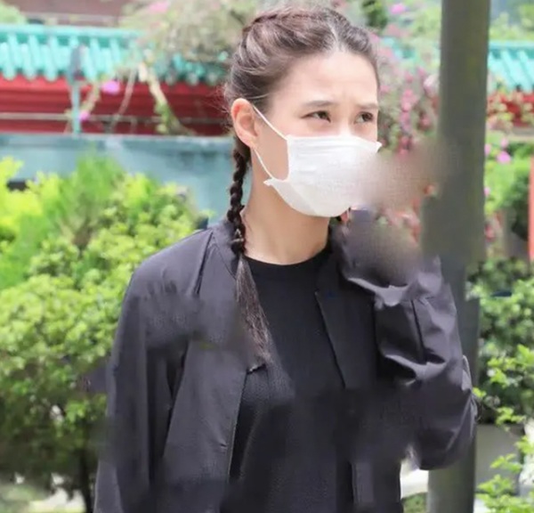 Đám tang amp;#34;vua sòng bài Macauamp;#34;: Con dâu chân dài tiều tụy, không thấy bóng dáng con rể tài tử - 7