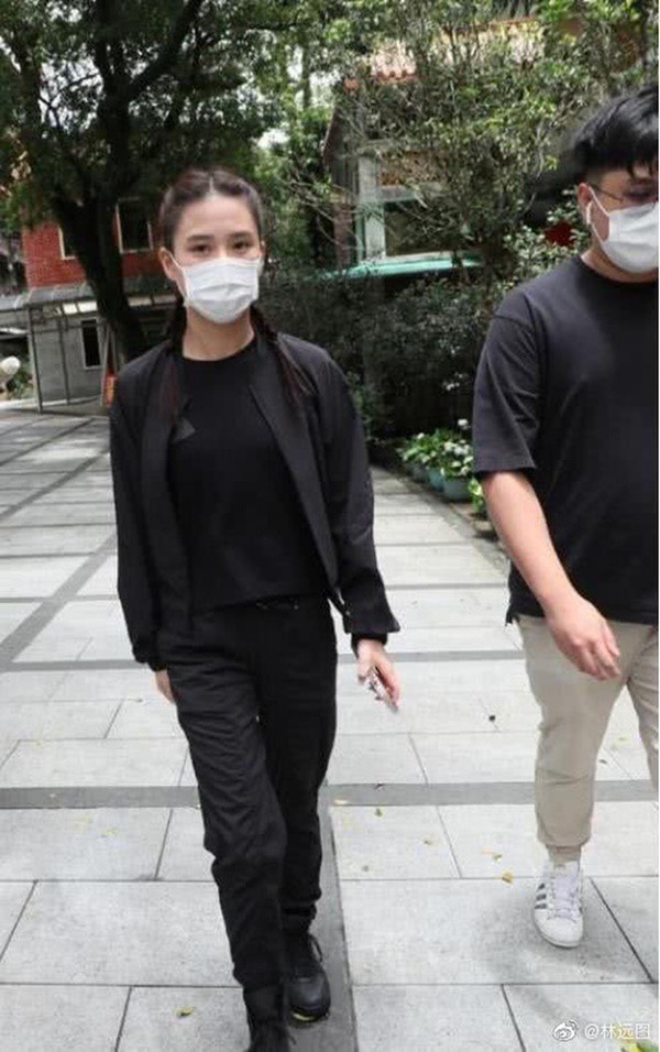 Đám tang amp;#34;vua sòng bài Macauamp;#34;: Con dâu chân dài tiều tụy, không thấy bóng dáng con rể tài tử - 8