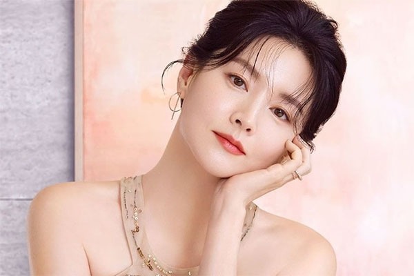 Để mặt mộc đuôi mắt đầy nếp nhăn, amp;#34;Dae Jang Geumamp;#34; Lee Young Ae không hề bị chê xấu - 3
