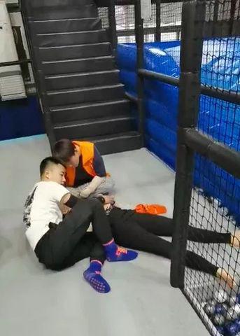 Nữ sinh viên trường y bị liệt hai chân sau khi cùng bạn đến khu vui chơi giải trí - 1