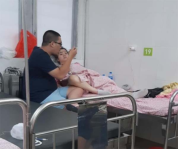 Vợ đẻ nhõng nhẽo, chồng vẫn ân cần chiều chuộng hết xoa đầu lại đút từng thìa cháo - 2