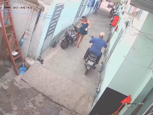 Clip Eva - Vừa dừng xe trước cửa nhà, cô gái bị cướp dây chuyền trong tích tắc