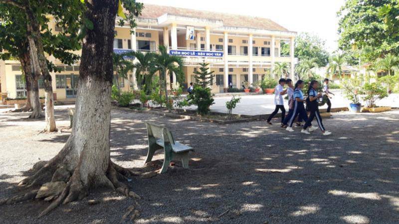 Thầy giáo bị tố dâm ô nhiều nam sinh: Bắt học sinh kéo khóa quần, xem phim amp;#34;nóngamp;#34; - 1