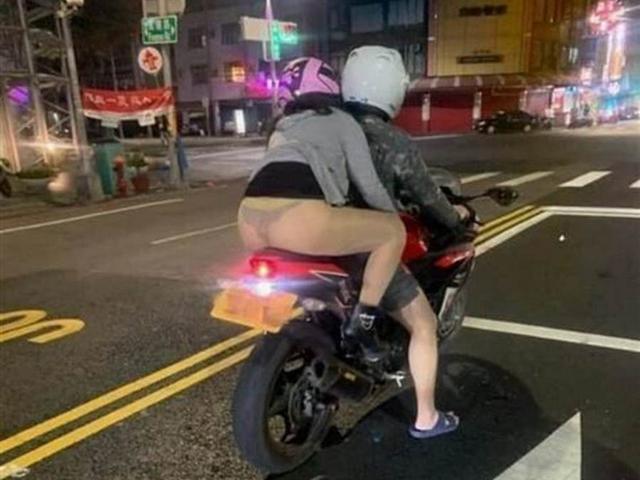 Bị tốc váy khi ngồi sau moto, cô gái để lộ mồn một vòng ba gây nhức mắt
