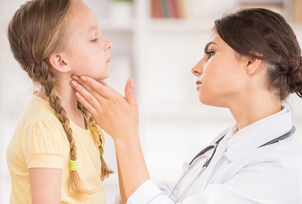 Bác sĩ bệnh viện Nhi cảnh báo bệnh quai bị nếu không điều trị kịp thời sẽ rất nguy hiểm - 2