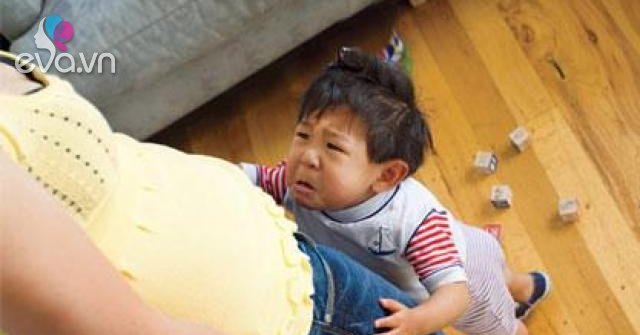 Con cái sống xa bố mẹ: Tổn thương của những đứa trẻ bị bỏ lại phía sau