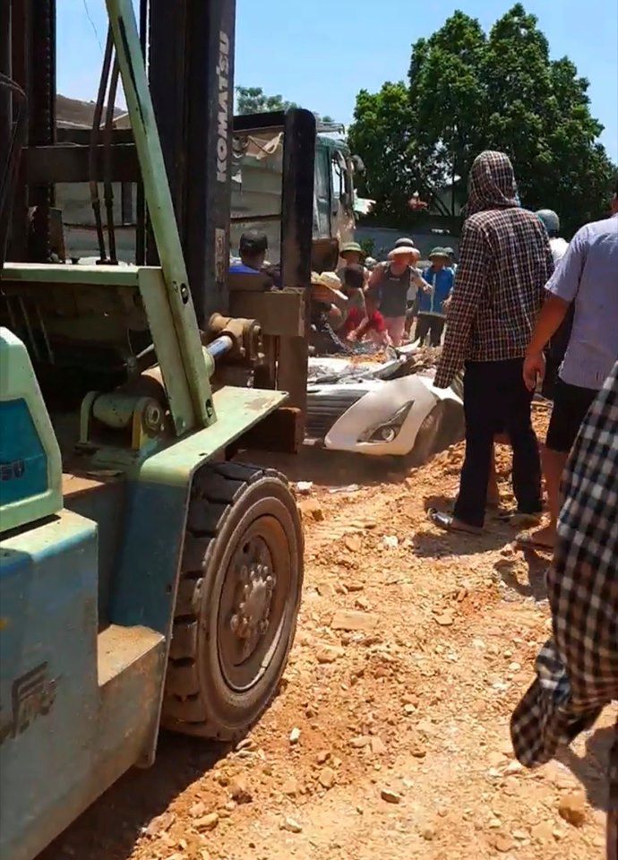 Chiếc xe ô tô con bẹp dúm.