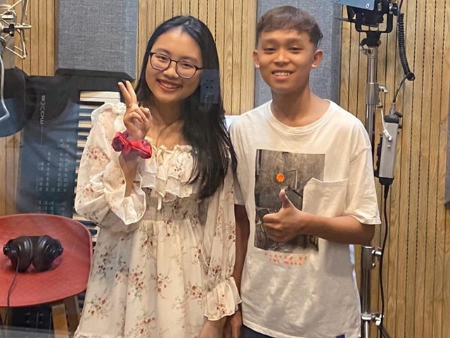 Hồ Văn Cường đã cao nhỉnh hơn Phương Mỹ Chi nhưng vẫn là chàng trai gầy gò