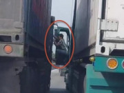 Clip Eva - 2 container dừng giữa đường, tài xế cầm dao đứng trên cao dọa đâm đối phương
