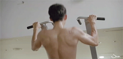 amp;#34;Cụ giáoamp;#34; Kim Soo Hyun cởi áo khoe thân bị amp;#34;sờ soạngamp;#34;, khán giả bỗng nhớ Song Joong Ki - 4