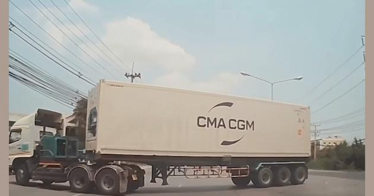 Clip Eva - Hai người đi mô tô thoát chết thần kỳ sau cú tông mạnh vào bánh xe container