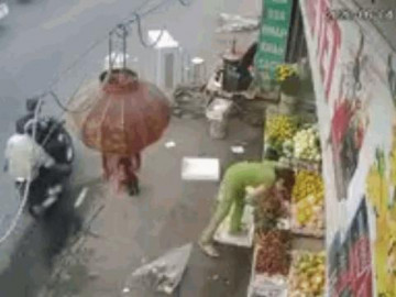 Màn câu trộm chó táo tợn ngay sau lưng chủ nhà chỉ trong 3 giây