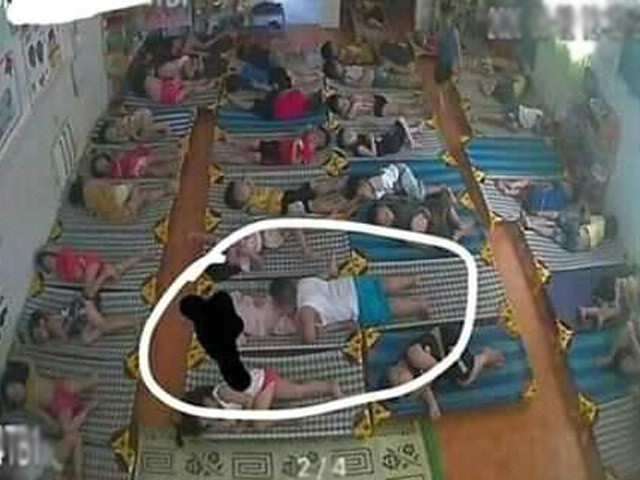 Bé trai xâm phạm cơ thể bé gái giữa giờ ngủ trưa, hình ảnh camera giám sát gây giật mình
