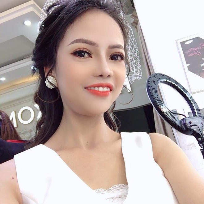 Gương mặt cân đối và hài hoà.