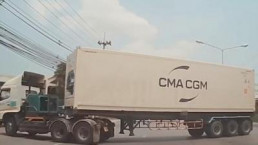 Hai người đi mô tô thoát chết thần kỳ sau cú tông mạnh vào bánh xe container