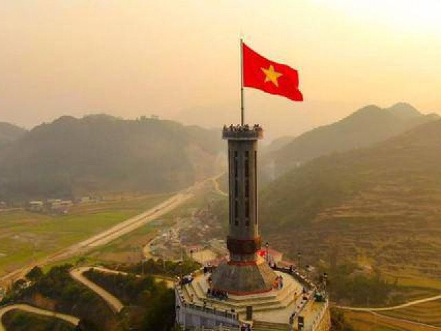 Cột cờ nơi du khách muốn chinh phục phải bước 900 bậc thang