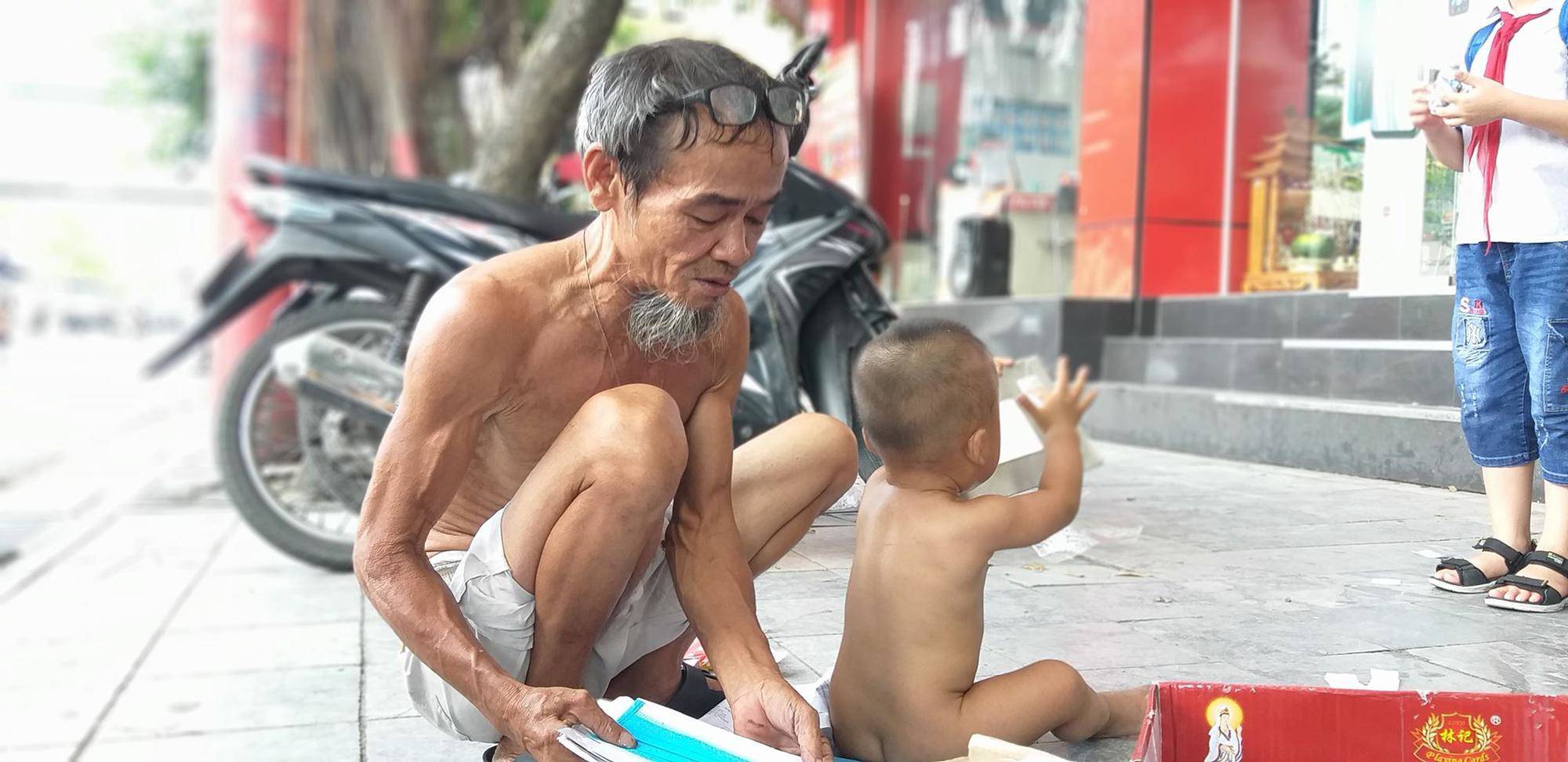 Bé 18 tháng tuổi trần truồng bị đưa đi khắp nơi mưu sinh giữa trưa nắng HN giờ ra sao? - 3