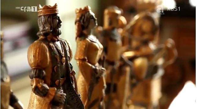 Dát vàng từ cánh cổng cho đến quân cờ, biệt thự nhà chồng Hà Tăng hoành tráng thế nào? - 9
