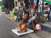 Tin tức - Bé 18 tháng tuổi trần truồng bị đưa đi khắp nơi mưu sinh giữa trưa nắng HN giờ ra sao?